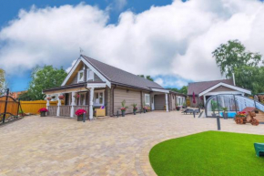 Amazing 14 Berth Villa With Private Pool At Pentney Lakes In Norfolk Ref 34079A